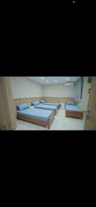 a room with two beds in a room at مرقد الاخلاص in Fort de lʼEau