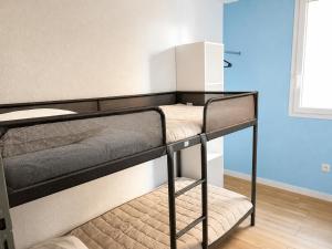 a room with two bunk beds in a room at Résidence de Noëlle in Canet-en-Roussillon