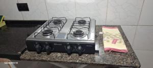 a stove top oven sitting on top of a counter at Edícula. Ent.independente in Sorocaba