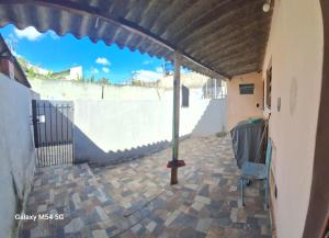 an outdoor patio with awning and a ramp at Edícula. Ent.independente in Sorocaba