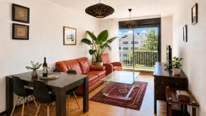 a living room with a table and a couch at Apartamento Golf Rioja Alta in Cirueña