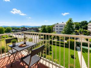 a patio with a table and chairs on a balcony at Apartamento Golf Rioja Alta in Cirueña