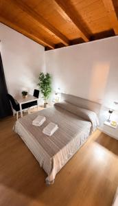 a bedroom with a large bed and a desk at Rousmoosen house in Rocca San Giovanni
