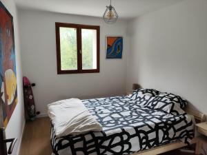 a bedroom with a bed and a window at Nahia Etxea agréable maison de 3 chambres in Ciboure