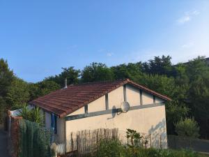 a small house with a red tile roof at Nahia Etxea agréable maison de 3 chambres in Ciboure +1 photo