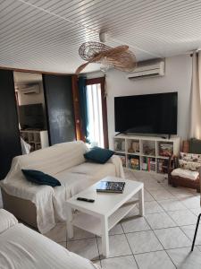 a living room with a couch and a table at Nahia Etxea agréable maison de 3 chambres in Ciboure