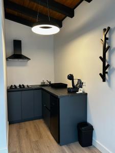 a kitchen with a black counter top in a room at Aer & Rowa Chalets by Ekow in Statjunea Borsa +21 photos