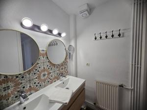 a bathroom with a sink and a mirror at Atria SILS in Caen