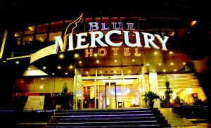 un hôtel bleu mercure avec des escaliers devant lui la nuit dans l'établissement Blue Mercury Hotel, à Erbil