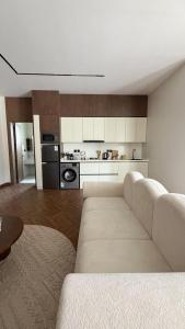 a living room with a couch and a kitchen at شاليهات رفا in Taif