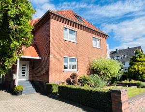 a red brick house with a white door at LIV Apartments in Stadthagen
