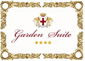 uma moldura de ouro com uma cruz e um texto de regra de ouro em Garden Suite em Génova
