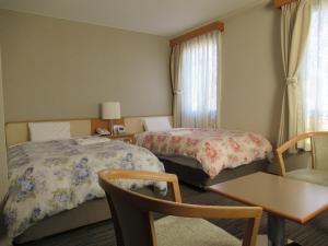En eller flere senge i et værelse på Center Hotel Mihara