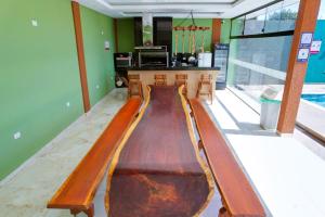 a large wooden bench in the middle of a room at Quinta Heluue in Ciudad del Este