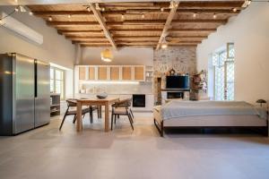 a kitchen and dining room with a bed and a table at Meraki Villa Pelion in Kalamos