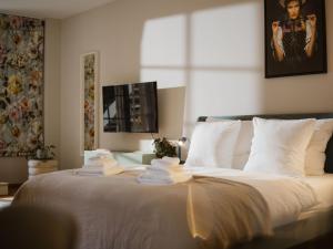 a bedroom with a large bed with towels on it at Boutique Apartments Freiburg - Elsa in Freiburg im Breisgau