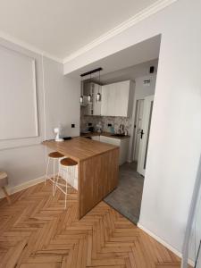 a kitchen with a wooden island in a room at Apartament centrum in Białystok