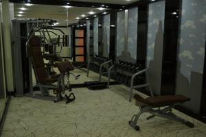 une pièce avec une salle de sport avec des chaises à l'intérieur dans l'établissement Blue Mercury Hotel, à Erbil