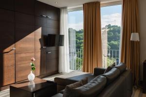 ein Wohnzimmer mit Sofa und großem Fenster in der Unterkunft DIEDRICH Wellnesshotel & Spa - Adults only in Hallenberg