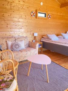 ein Wohnzimmer mit Sofa und Tisch in der Unterkunft Wästinn in Vöyri