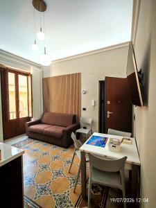 a living room with a table and a couch at Dimora dei Sicani in Aragona
