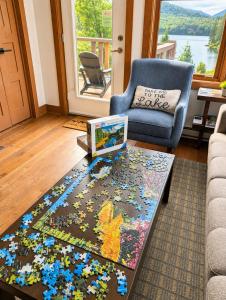 a living room with a lego rug on a coffee table at Appartement-Condo sur Lac Superieur-Mont-Tremblant in Lac-Superieur