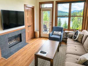 a living room with a fireplace and a tv at Appartement-Condo sur Lac Superieur-Mont-Tremblant in Lac-Superieur +25 photos