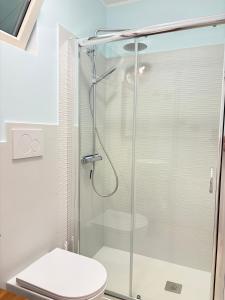 a shower stall in a bathroom with a toilet at A casa di Marina Mare Centro posto auto in zona in Porto Cesareo