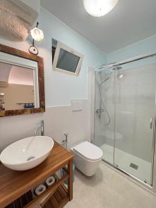 a bathroom with a toilet and a sink and a shower at A casa di Marina Mare Centro posto auto in zona in Porto Cesareo