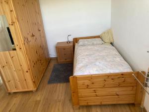 ein kleines Schlafzimmer mit einem Bett und einer Kommode in der Unterkunft Alb-Blick in Göppingen