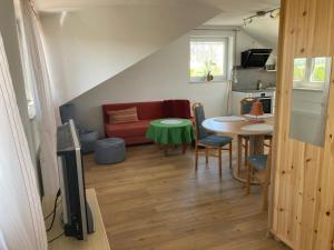 ein kleines Wohnzimmer mit einem Tisch und einem Sofa in der Unterkunft Alb-Blick in Göppingen