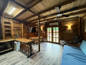 a room with a table and chairs in a cabin at Cabaña Vivanco in Coveñitas