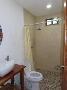 ein Badezimmer mit Toilette, Waschbecken und Dusche in der Unterkunft Casa Las Brisas in Progreso