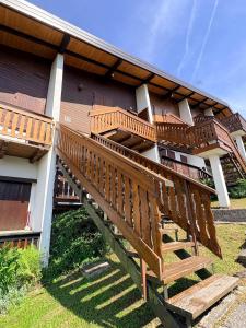 a deck on the side of a house at Gallio Appartamento con splendida vista in Gallio