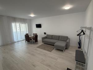 a living room with a couch and a table at Apartament in Ploiești 7 in Ploieşti