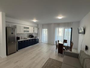 a kitchen and living room with a couch and a table at Apartament in Ploiești 7 in Ploieşti