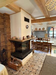 ein Wohnzimmer mit Kamin und ein Esszimmer in der Unterkunft Marusia in Wajków + 39 Fotos