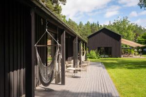 a hammock hanging on the side of a building at Hõbekala Guesthouse in Kalana