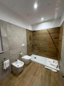 a bathroom with a sink and a toilet and a tub at Les chambres de Nancy in Contursi Terme