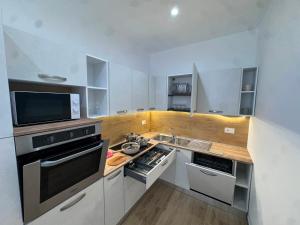 a small kitchen with a stove and a sink at Les chambres de Nancy in Contursi Terme +12 photos
