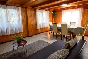 a living room with a table and a dining room at Cabana Toth Mic&Mare in Sovata