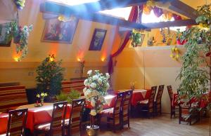 博萊斯瓦維茨的住宿－Piramida，用餐室配有桌椅和鲜花