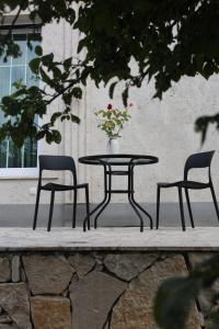 a table and two chairs and a table with a vase at Sunny Home in Gandzakʼar