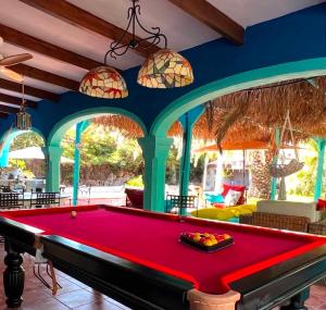 a pool table in a living room with blue walls at Chambre d'hôtes in Ondara