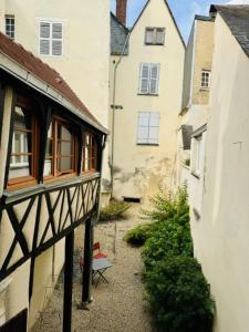 an alley between two buildings with a house at T2 L'Atypique au pied de la cathédrale in Bourges