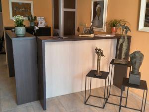 a counter with some vases and statues on display at Motivi Hotel in Saints Constantine and Helena