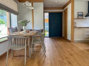 a kitchen and dining room with a table and chairs at Chaty Gorcovia in Nowy Targ