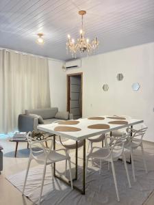 a dining room with a table and chairs at Jardim Florestal Italy-Casa Jacarandá in Itaquatiara