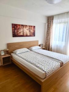a bedroom with a large bed in a room at Ferienwohnung am Hermannsweg in Tecklenburg