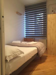 ボローニャにあるAppartamento Medaglie D'oroのベッドルーム1室(大型ベッド1台、窓付)
